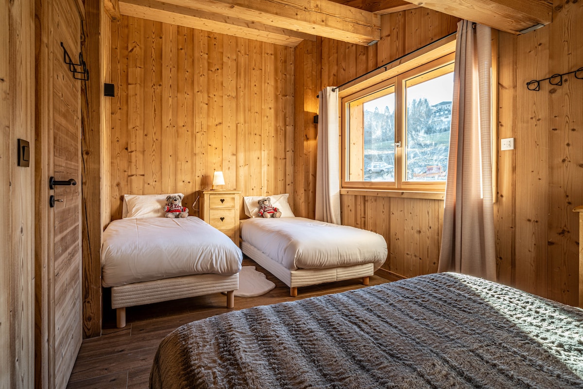 Соба 3 - 2 кат

2 единечни кревета и 1 брачен кревет