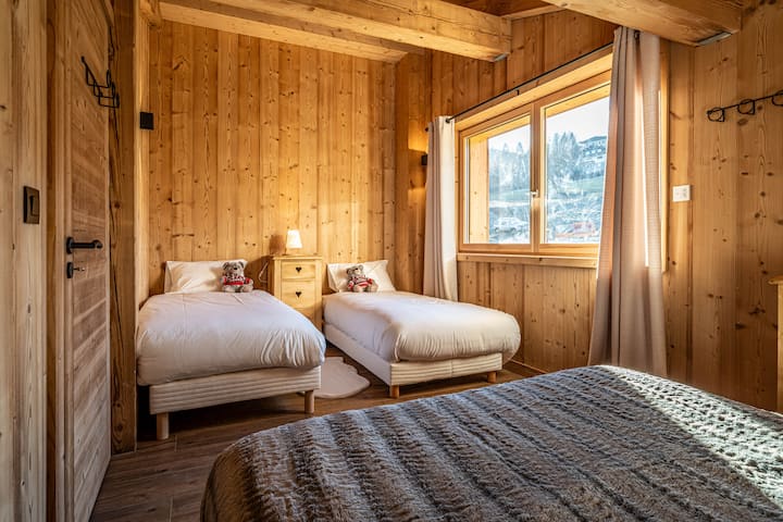 חדר 3 - קומה 2

2 מיטות יחיד ומיטה זוגית אחת