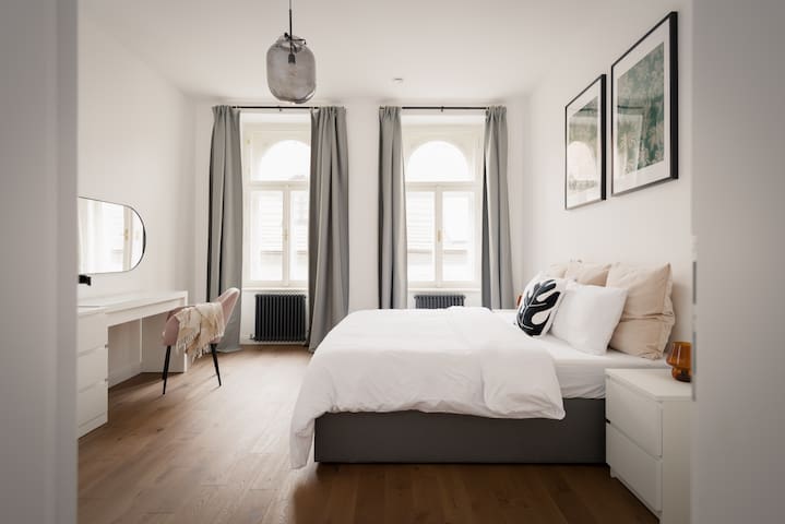 3BDR LUX Lessor town home, NEW! Under the Castle !