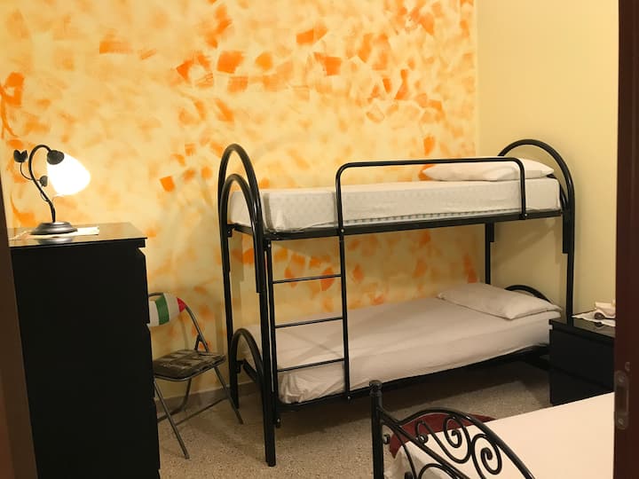 Საძინებელი სამი საწოლით