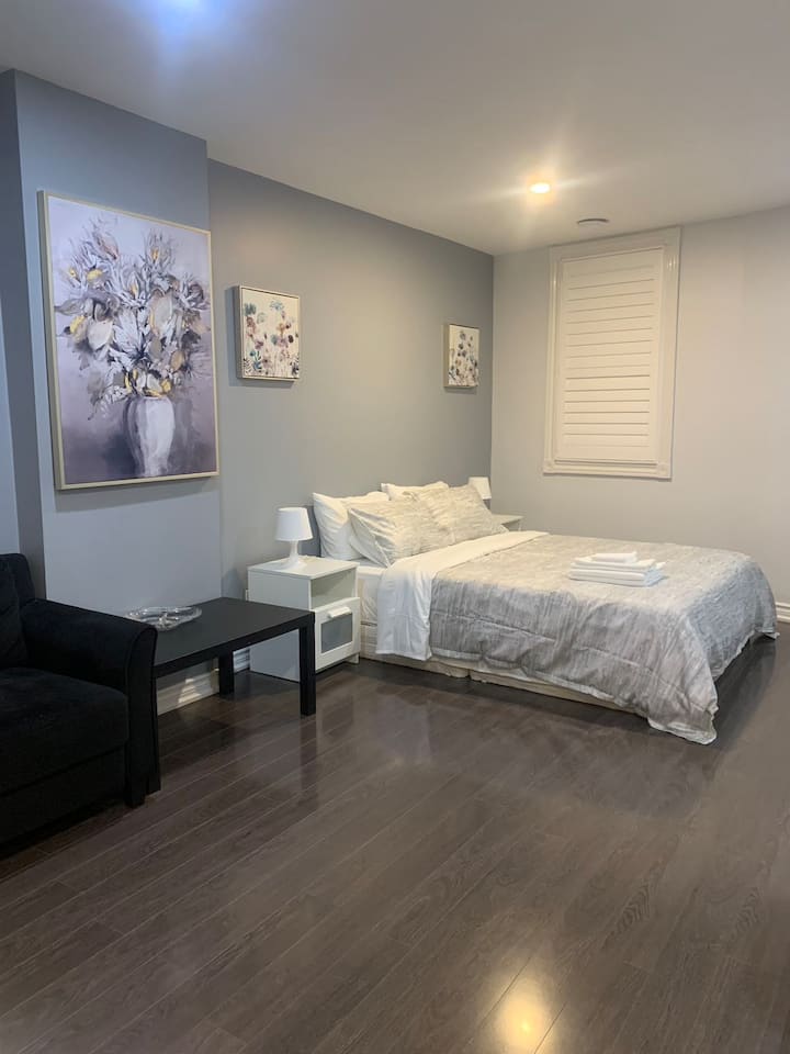 Stylish Unit W/t Private Br, Bth, Kit, Ivrm And Dr - Toronto
