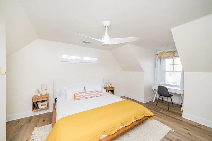 JOYAS DORADAS | Dormitorio 2 (cama tamaño king)