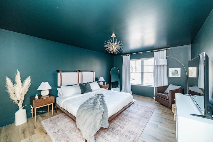 JOYAS DORADAS | Dormitorio principal (cama tamaño king)