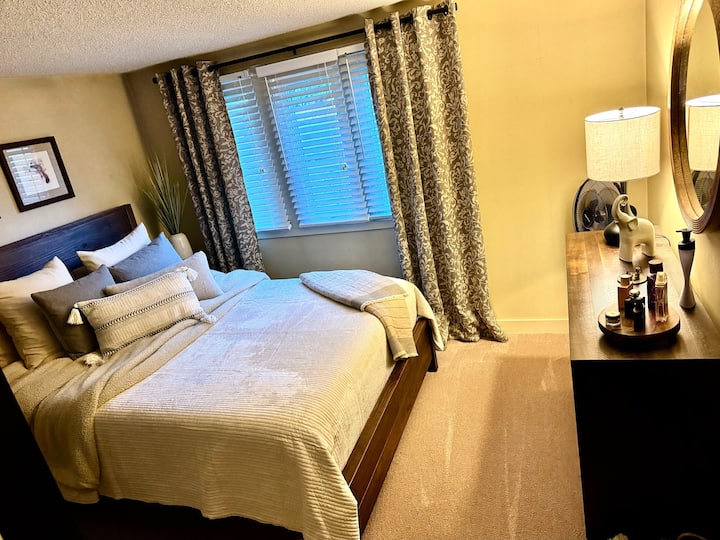 宽敞的MBR包括Pillow Top Sealy Comfort标准双人床、精致的床上用品、额外的枕头和大型步入式衣橱，
所有冬季夜晚都非常温馨。