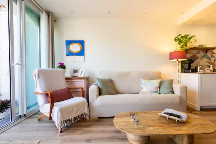 Dhoma e ndenjjes në apartament. Një qoshe e rehatshme ideale për t 'u shkëputur. 