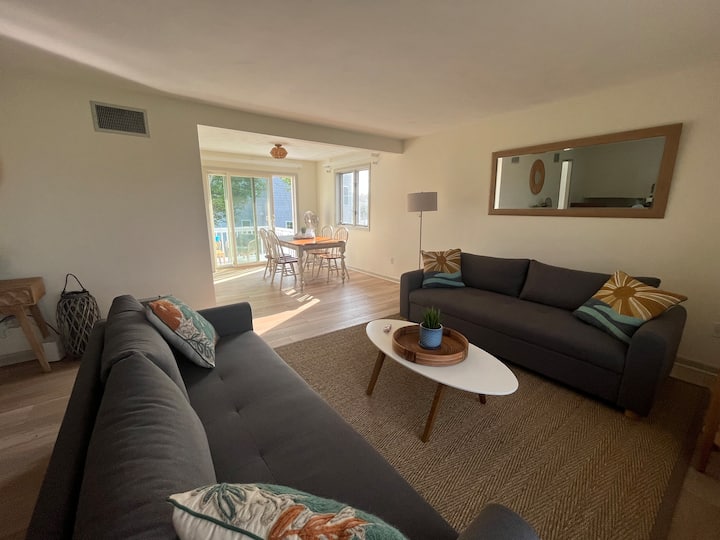 Retro Beach House! Beach Gear Included! - Narragansett, RI