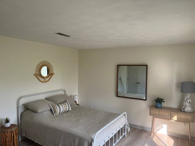 Retro Beach House! Beach Gear Included! gallery image 4