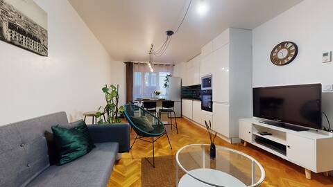 8 people/4 rooms/Metro/ Terrace/Private car Park