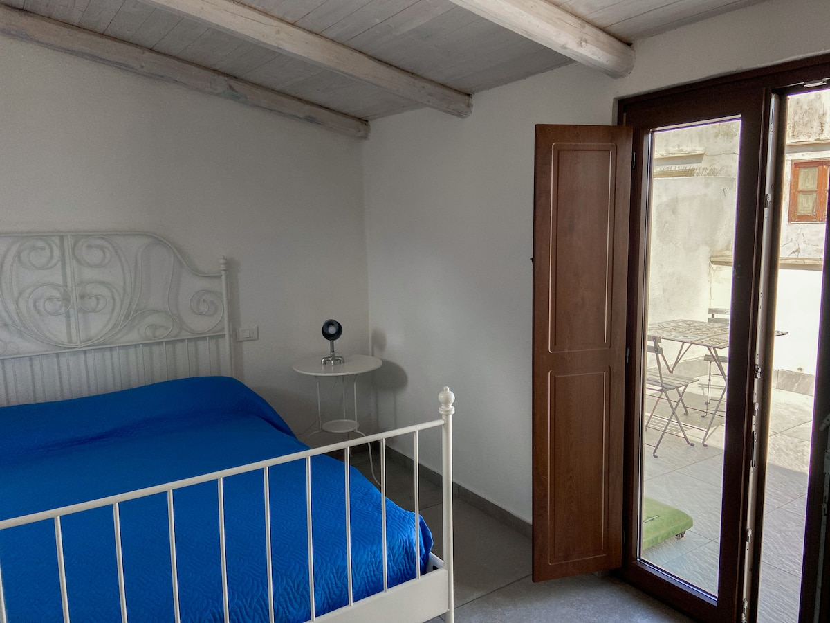 Kamer met tweepersoonsbed, tweede verdieping.