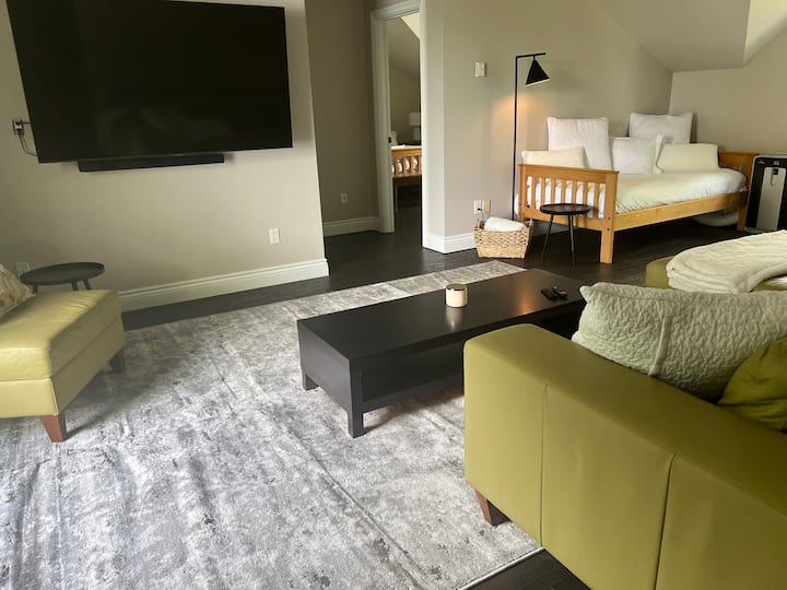 zona de estar del loft en el garaje