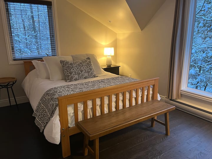 Loft de garaje - Dormitorio 1.
TV inteligente de 70 pulgadas, área de lectura. sábanas de primera calidad. 
