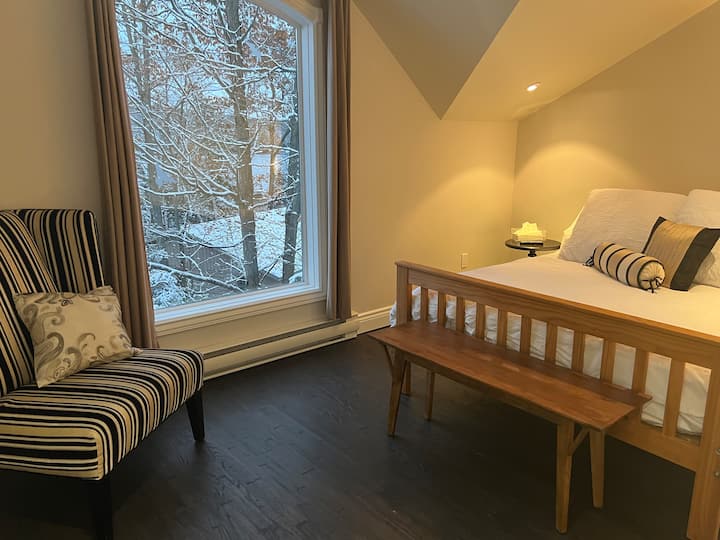 Loft de garaje - Dormitorio 2
Área de lectura con vista al lago

Ropa de cama prémium.