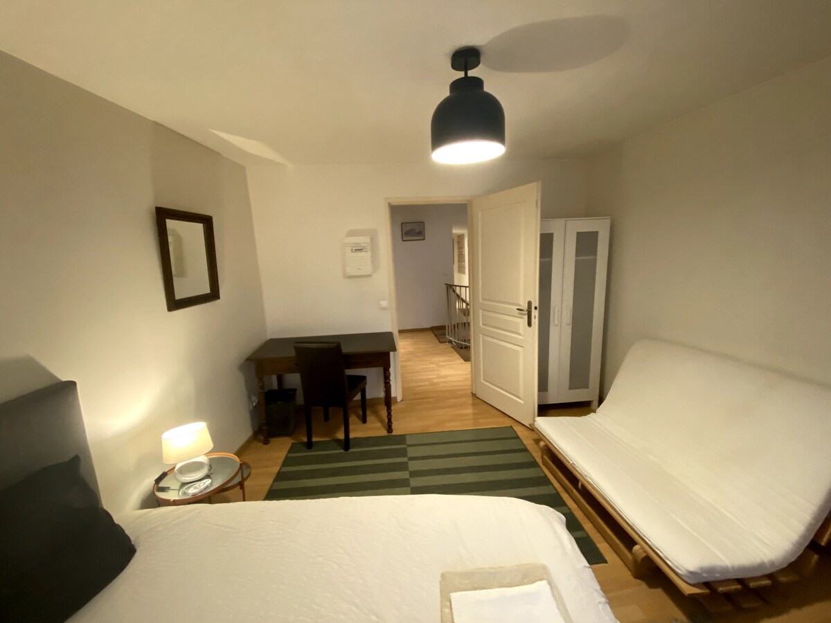 Habitación con cama doble y futón.