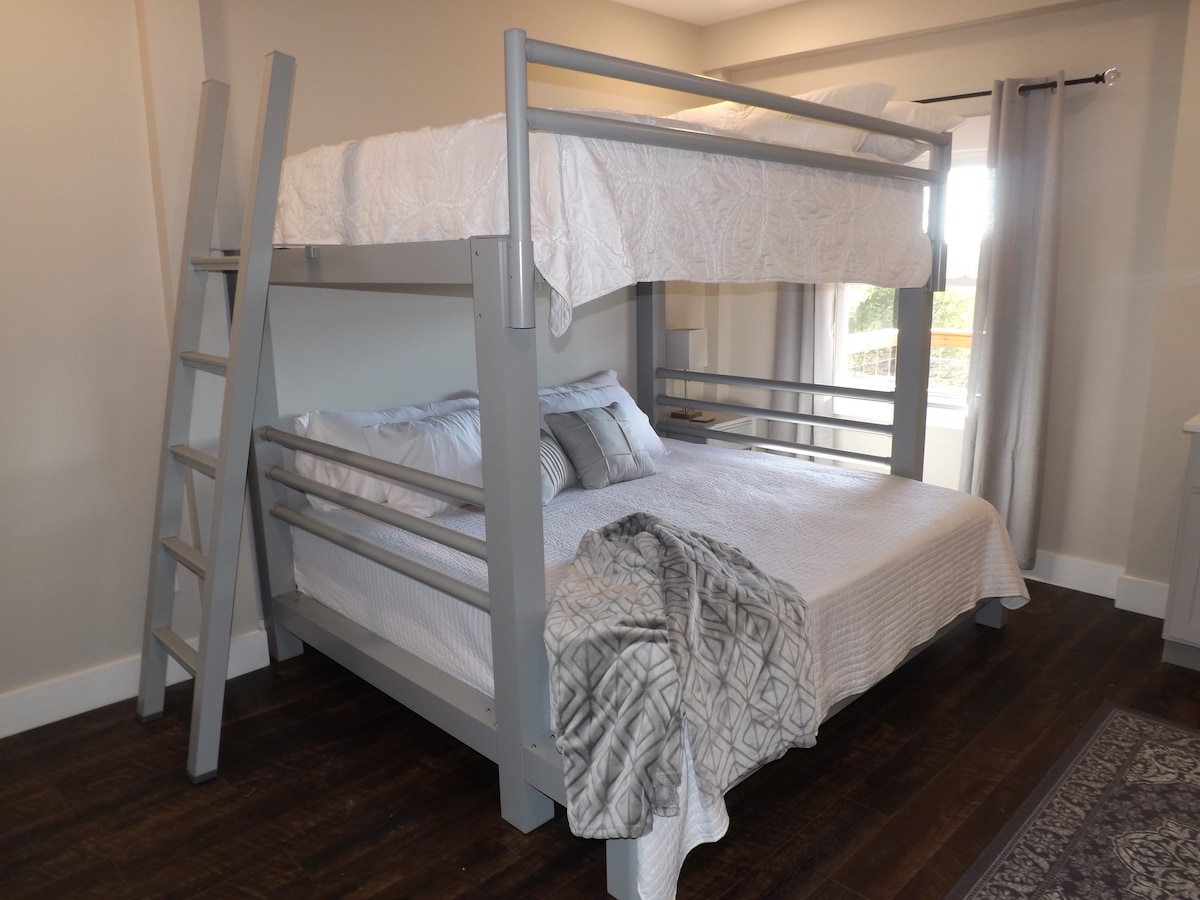 Notre lit queen size massif/robuste sur un lit superposé king size. 