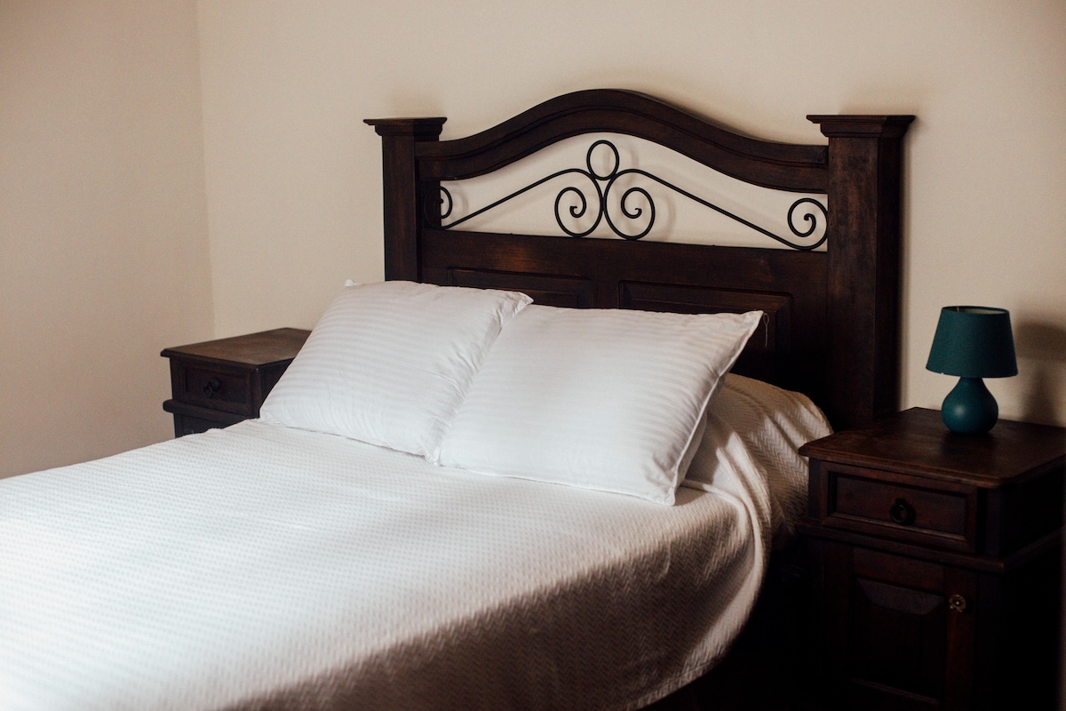 غرفة جميلة، مع كل ما تحتاجه للراحة. 