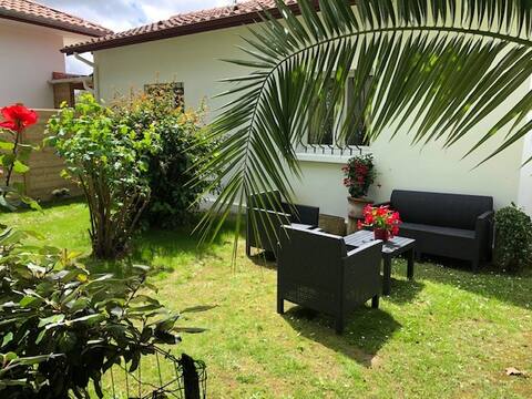Small 40 m² detached house and garden square