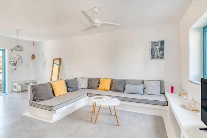 G & K Blue House gallery image 2