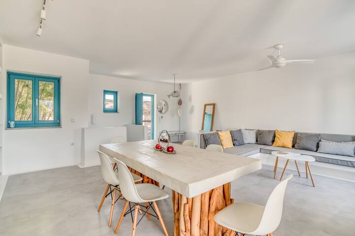 G & K Blue House gallery image 5