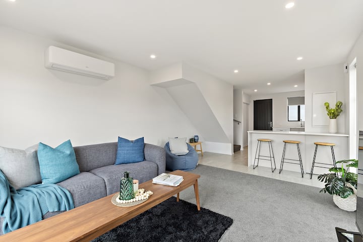 Amazing Location And Amenities, Car Park Included - Christchurch