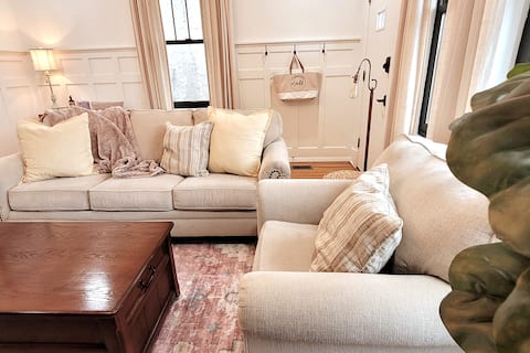 Top performing Airbnb: MainStreet Cottage* Location! Location! Location! in Clarksville