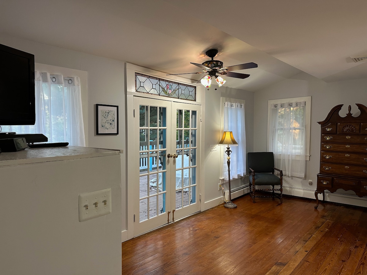 Suita Silver (suita kryesore) përfshin një krevat dopio "king", ventilatorë tavani prej xhami me njolla, HDTV w/Netflix/Hulu/Disney+, një verandë të jashtme, një banjë të plotë me vaskë me këmbë; dhe një dhomë me tavolinë pune, karrige dhe sallë pritjeje.
Fotografi: dyer franceze, komodinë