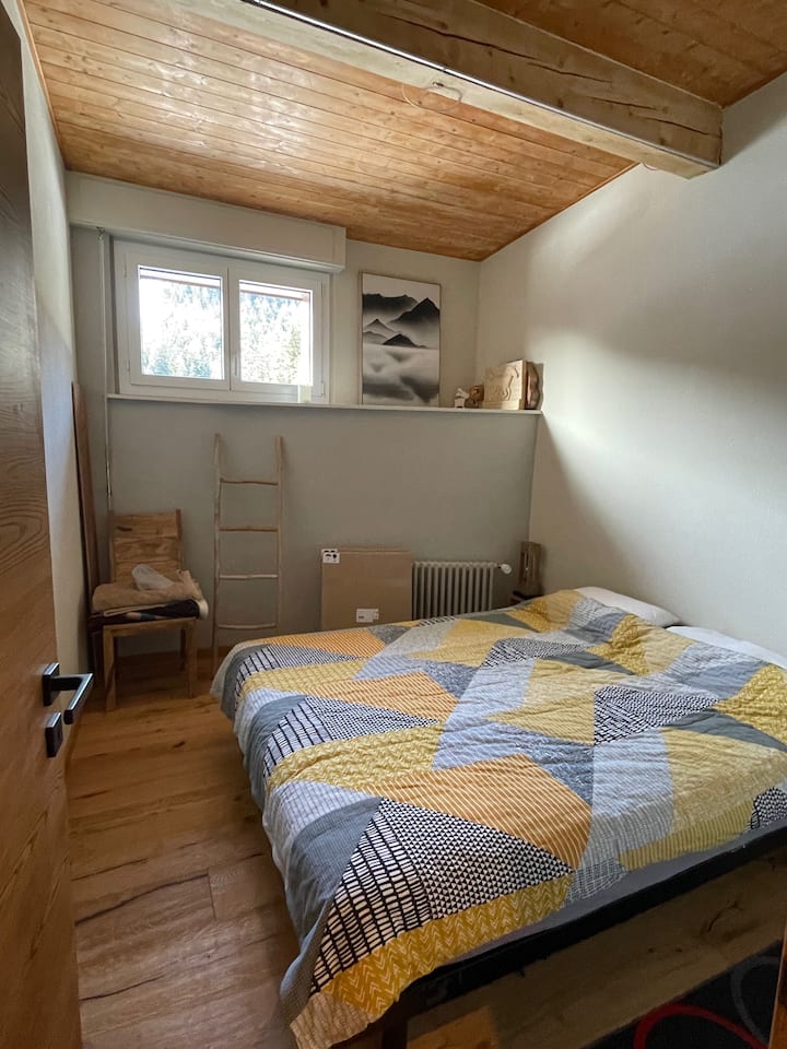Habitación central, con cama de 160 cm y techo elevado