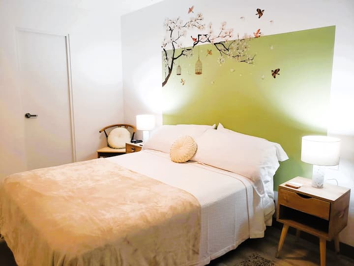 Ruime slaapkamer met gezellig queensize bed zodat je je thuis voelt.