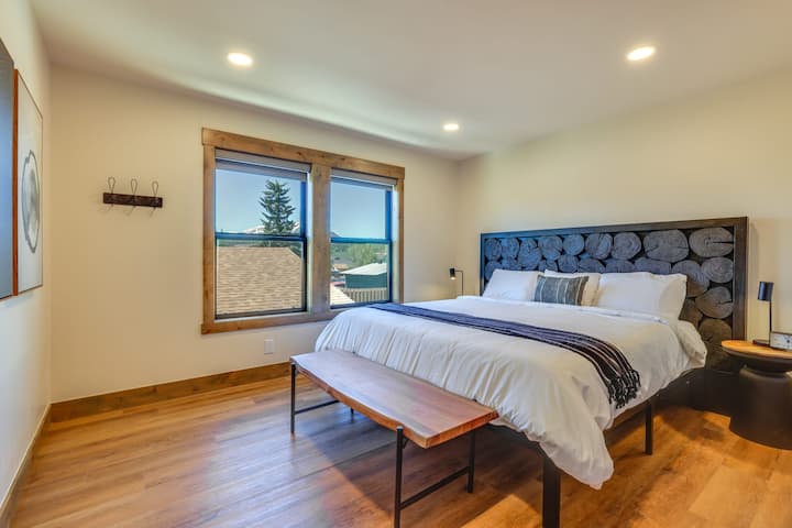 Bedroom 2 / The Tree Room (upstairs) - King Bed with Mtn Views