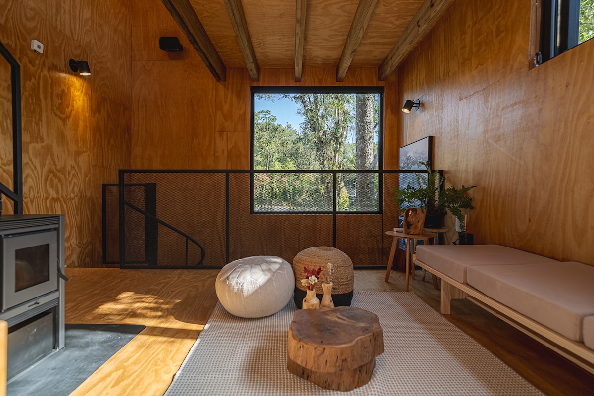 Sala de estar com vista para as árvores