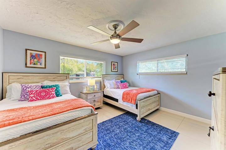 Dve veľké postele sa zdajú pre 4 osoby alebo sú rozložené a majú ďalšiu izbu nad oddelenou posteľou. 