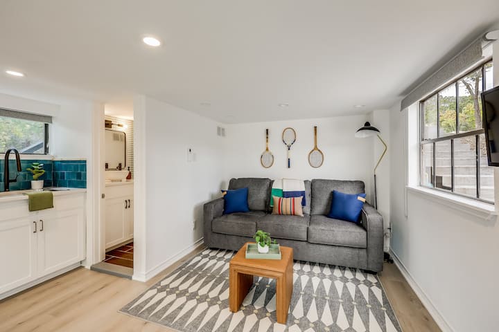 Modern Cabin W/ Hot Tub, Fire Pit & Hiking Trail - Lake Travis, TX