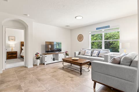 Cozy Modern Retreat, close to beach and shopping