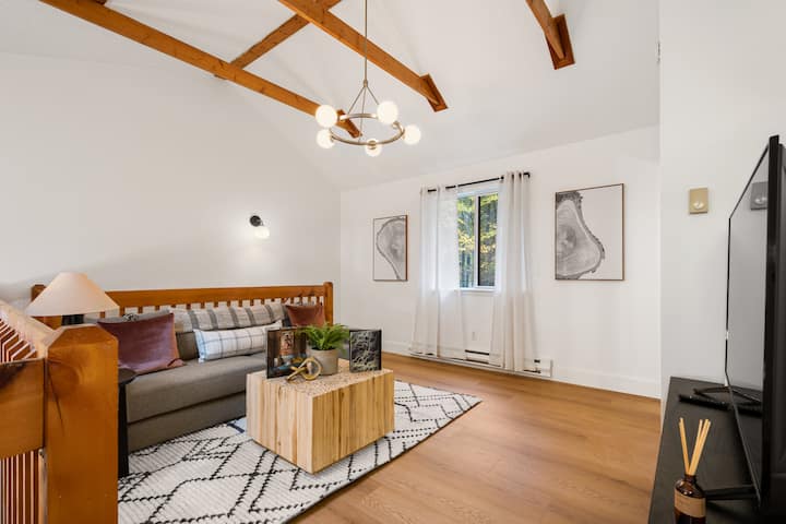 阁楼提供额外的娱乐设施，配备55英寸电视和舒适的折叠沙发，为放松和享受提供舒适的空间。
