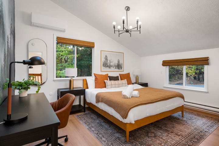 主卧：主卧配有豪华加大双人床和迷人的森林壁纸，营造宁静的林地氛围。