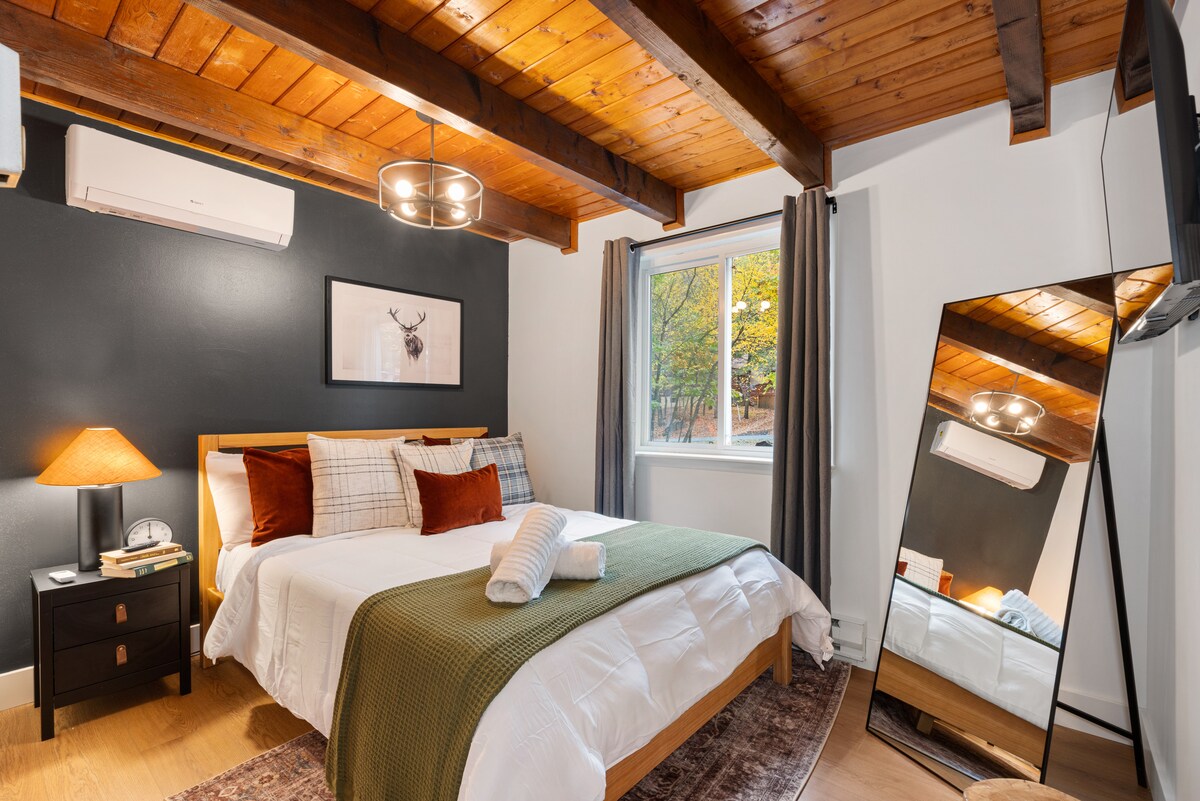 Finde Komfort im zweiten Schlafzimmer mit einem Queensize-Bett, das einen gemütlichen und einladenden Raum zum Entspannen bietet.