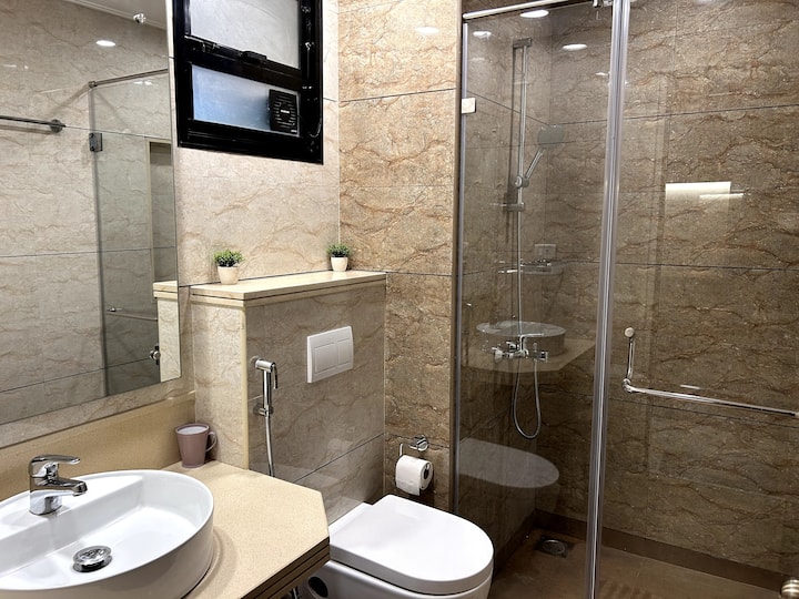 Full bathroom image 1