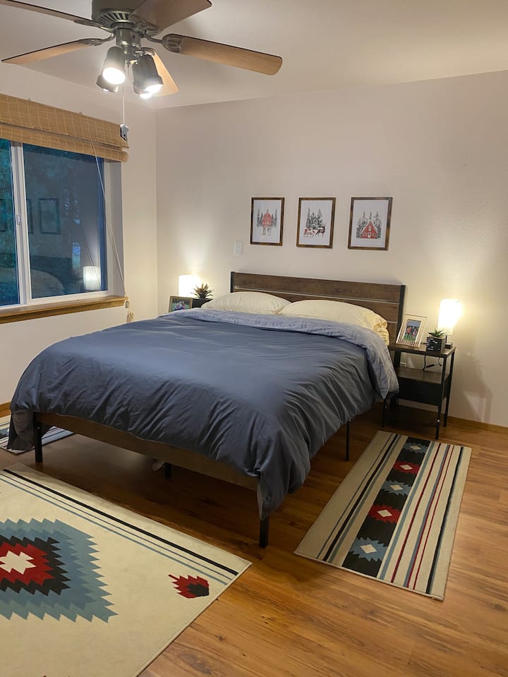 Primárna spálňa s manželskou posteľou Queen a pripojenou kúpeľňou. 