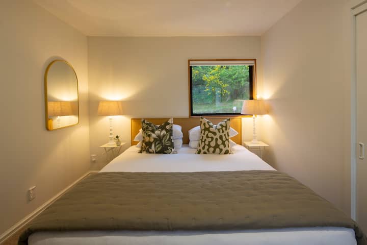 Druga spavaća soba na najvišoj razini (ovdje ima poseban radni prostor) - Super King krevet koji se dijeli na jednostruke krevete