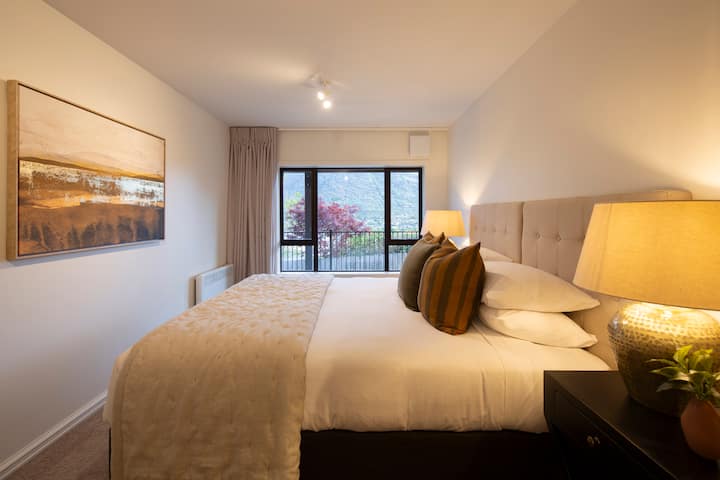 Prva spavaća soba u prizemlju - Super veliki bračni krevet koji se dijeli na jednostruke krevete