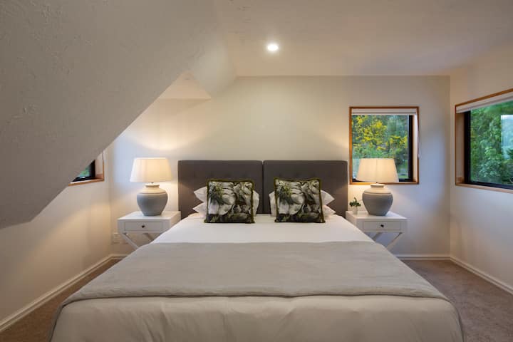 Prva spavaća soba na najvišoj razini - Super veliki bračni krevet koji se dijeli na jednostruke krevete