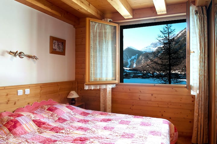 Chumba #1 cha kulala chenye kitanda cha watu wawili na mandhari maridadi ya milima