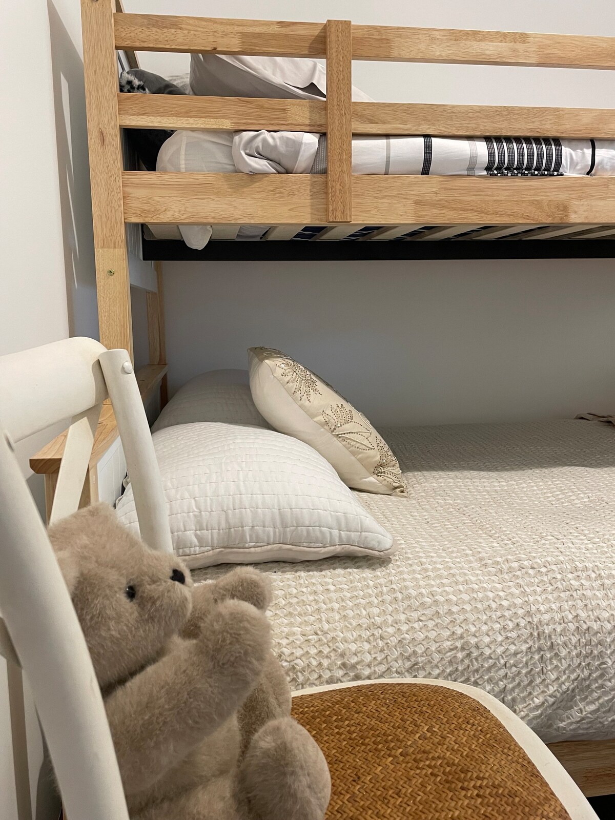 Spálňa 2 - Manželská posteľ so samostatnou poschodovou posteľou vyššie. Maximálny počet 3 hostí 