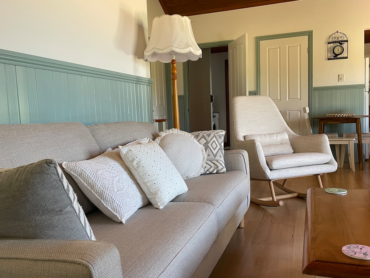 Popular Airbnb listing: Yack Rail Trail Cottage - Creek & trail frontage in Shire Of Indigo