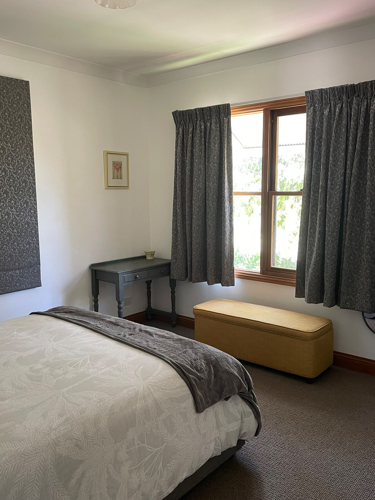 Spálňa 1 - manželská posteľ Queen. Izba s písacím stolom. Ubytuje až 2 osoby.