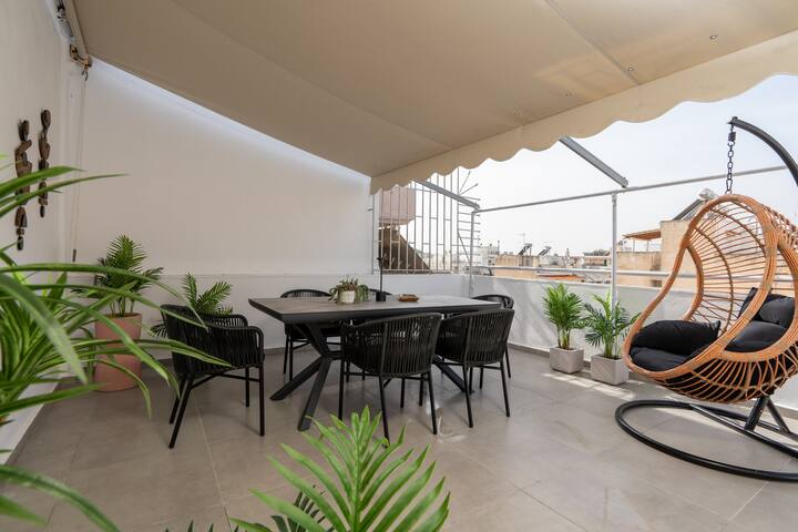 “Seven Hills” Luxury Residence with Rooftop Patio gallery image 5