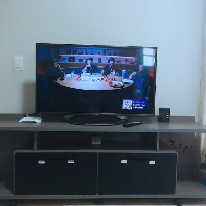 配备Netflix和免费Wi-Fi的电视。 
