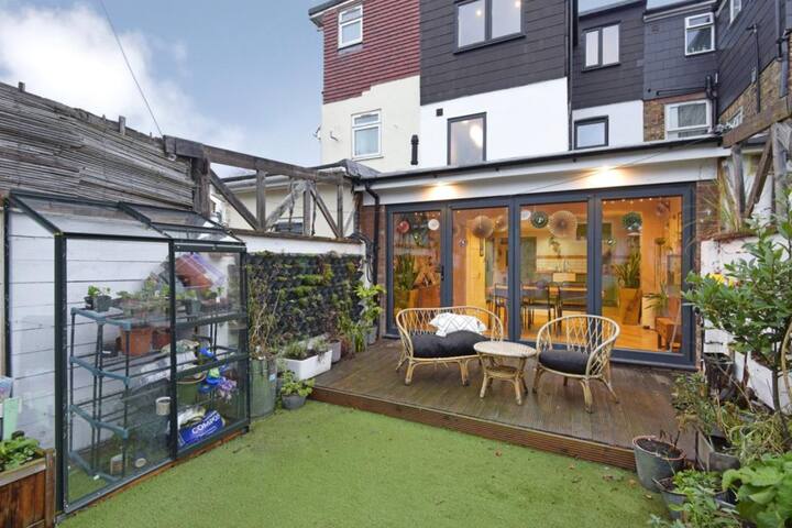 Victorian Terrace Cosy Family Friendly Rental gallery image 2