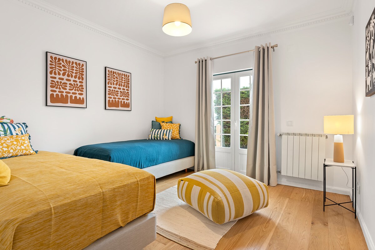 Влезете во оваа шармантна спална соба со два удобни двокреветни кревета, секој украсен со мека постелнина и привлечни перници. Собата емитува топла и пријатна атмосфера, со хармоничен спој на удобност и функционалност. 