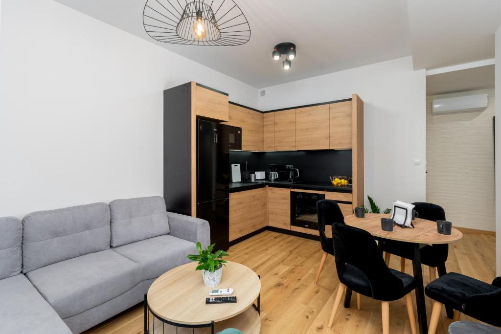 沙发、厨房和桌子