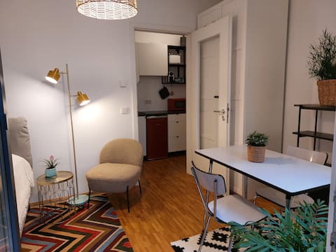 Leistungsstarkes Airbnb: Small & nice. Quiet & central. Modern & charming. in Ehrenfeld
